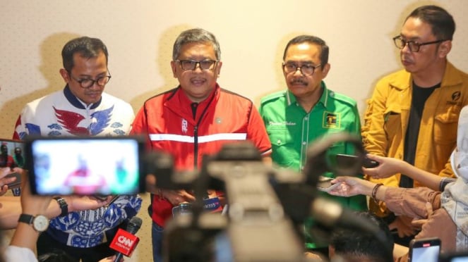 Sekjen PDIP Hasto Kristiyanto bersama elite parpol pendukung Ganjar Pranowo.