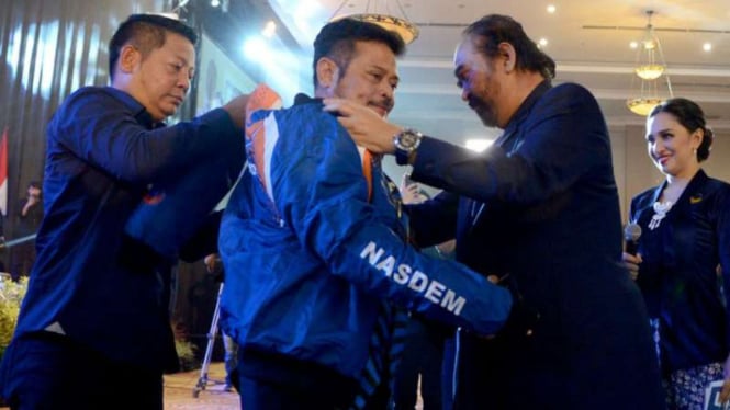 Gubernur Sulawesi Selatan, Syahrul Yasin Limpo (tengah), dipakaikan jaket Partai Nasdem setelah resmi bergabung dengan partai itu ketika hadir dalam forum konsolidasi di Minahasa Utara, Sulawesi Utara, pada Rabu lalu.