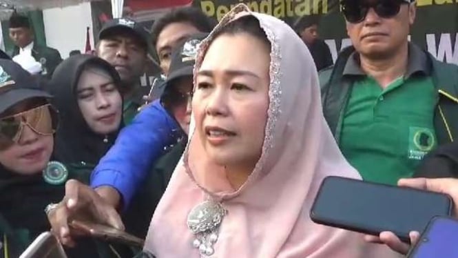 Zannuba Ariffah Chafsoh alias Yenny Wahid, putri presiden ke-4 RI Abdurahman Wahid alias Gus Dur usai berziarah ke makam KH Hasyim Asy'ari di Jombang, Jawa Timur, Kamis, 7 September 2023.