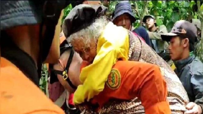 Tim SAR Gabungan mengevakuasi nenek yang tersesat di hutan di Lampung.